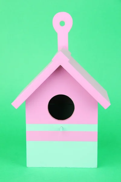 Caja de anidación decorativa sobre fondo de color — Foto de Stock