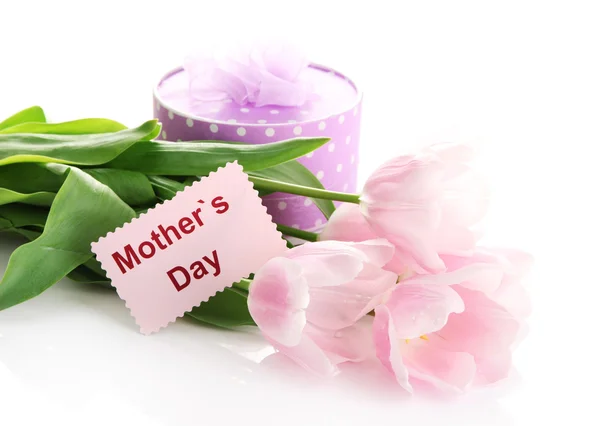 Hermoso ramo de tulipanes rosados y regalo para el Día de la Madre, aislado en blanco — Foto de Stock