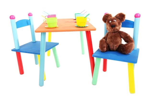 Mesa pequena e colorida e cadeiras para crianças pequenas isoladas em branco — Fotografia de Stock