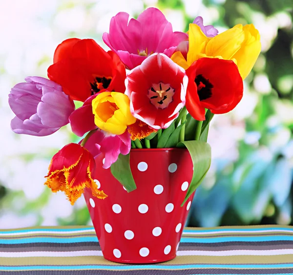 Piękne tulipany w bukiet na stół na jasnym tle — Zdjęcie stockowe
