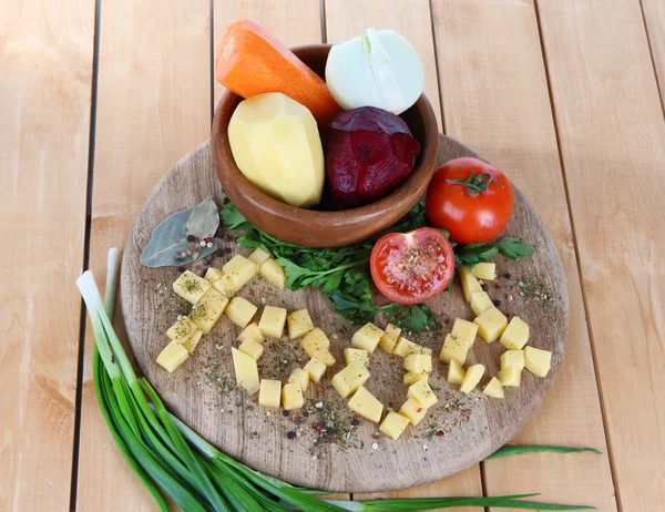 Composición de las verduras en el plato —  Fotos de Stock