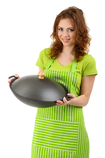 Mladá žena nosí kuchyňské zástěry s pánev wok, izolované na bílém — Stock fotografie