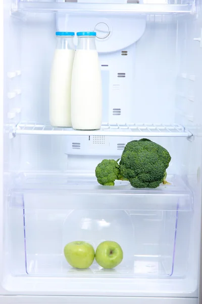Avoin jääkaappi ruokavalion kanssa — kuvapankkivalokuva
