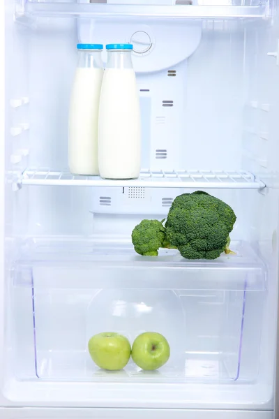 Refrigerador abierto con comida dietética —  Fotos de Stock