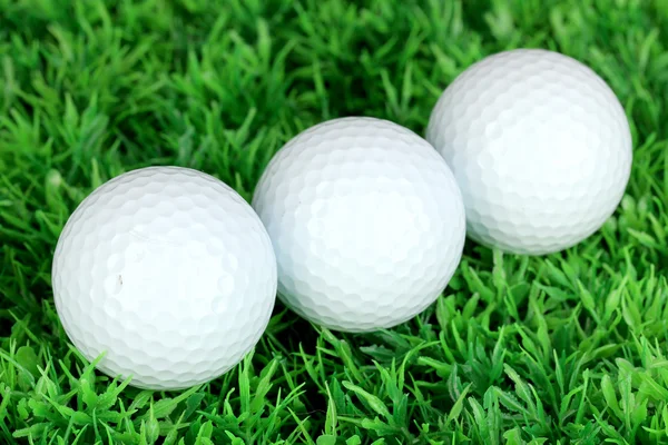 Golfbälle auf Gras aus nächster Nähe — Stockfoto
