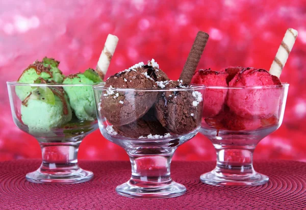 Delicioso helado en la mesa sobre fondo brillante —  Fotos de Stock