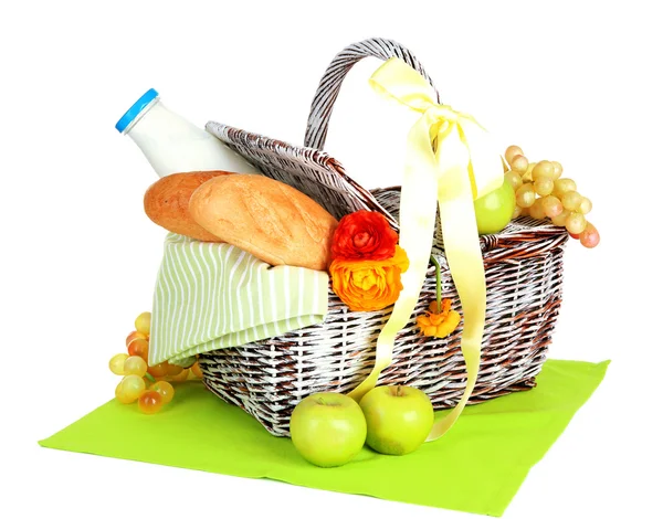 Cesta de picnic con frutas y botella de leche, aislada en blanco — Foto de Stock