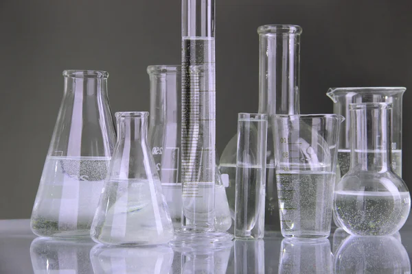 gri arka plan üzerinde test tüpleri