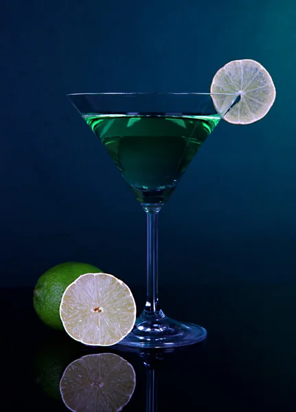 Groene cocktail met kalk op donkere groene achtergrond — Stockfoto