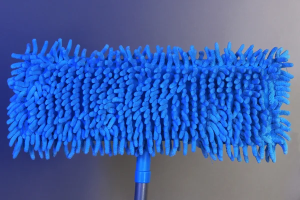 Blaue Mops für den Boden auf hellem Hintergrund — Stockfoto