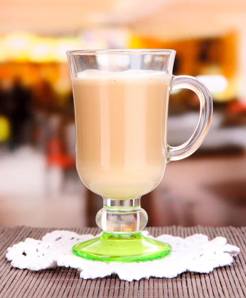 Шарована кава в склянці на столі на яскравому фоні — стокове фото