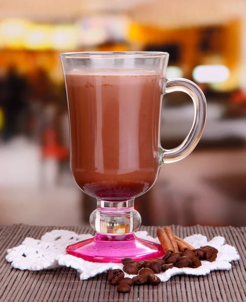 Gelaagde koffie in glas op tafel op lichte achtergrond — Stockfoto