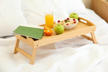 Tahta tepsi ve hafif kahvaltı.