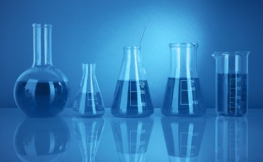 mavi ışık tüpleri ile renkli sıvı test