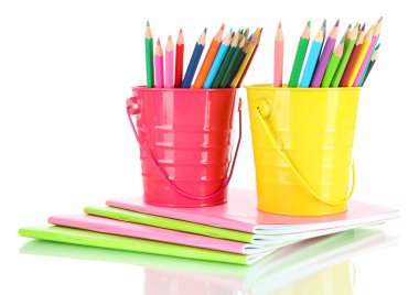 copybooks üzerinde beyaz izole ile renkli kalemler