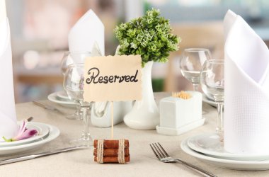 boş tabak ve bardak ile restoran tabloda ayrılmış işareti