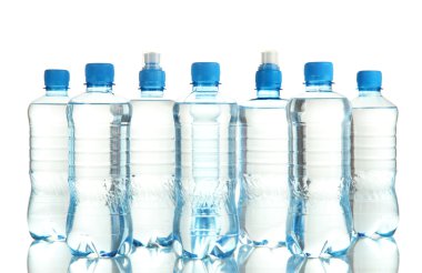 farklı su şişeleri üzerinde beyaz izole