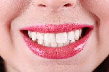 kadın gülümsüyor, yakın çekim