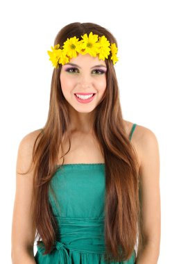 başında, parlak çelenk ile yeşil giysili genç güzel kız beyaz izole