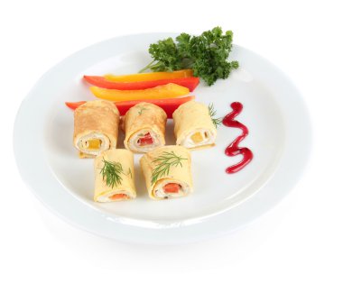 Çin böreği krem peynir ve tabakta üzerine beyaz izole kırmızı biber ile