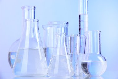 mavi arka plan üzerinde test tüpleri