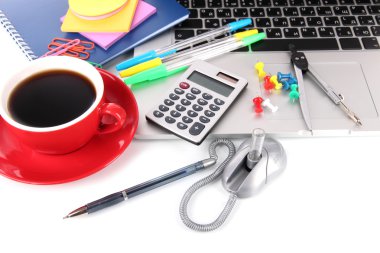 ileti örneği ve üzerinde beyaz izole kahve ile dizüstü bilgisayar