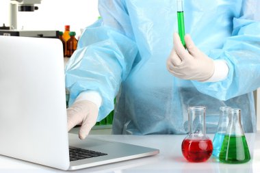 bilim adamı tüp ile dizüstü bilgisayara girerek veri yakın çekim