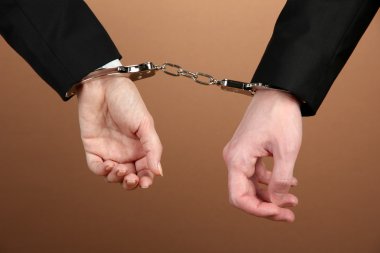 erkek ve kadın el ve renkli arka plan üzerinde son dakika kelepçe