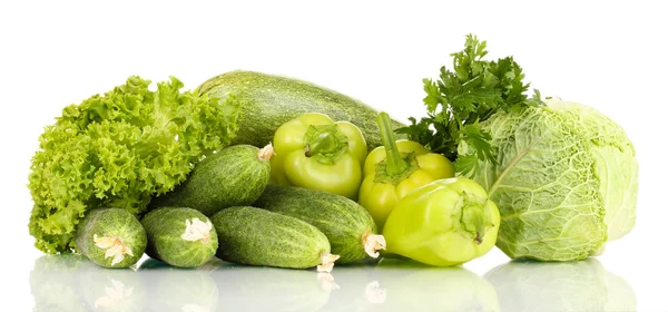 Legumes verdes frescos isolados em branco — Fotografia de Stock