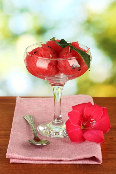 Wassermeloneneis in einem Glasbecher auf grünem Hintergrund Nahaufnahme — Stockfoto