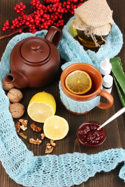 Thé utile avec confiture pour immunité sur table en bois close-up — Photo