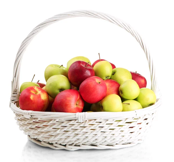 Saftiga äpplen i korgen, isolerad på vit — Stockfoto