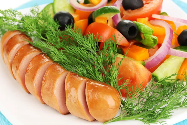 Salchicha a la parrilla con ensalada fresca de cerca — Foto de Stock