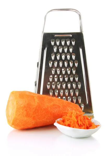 Grattugia metallica e carota, da vicino, isolata su bianco — Foto Stock