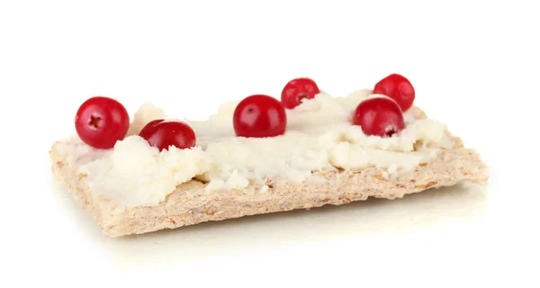 Хрустящий хлеб с сыром и клюквой, изолированный на белом — стоковое фото