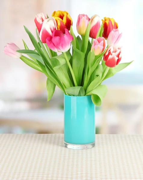 Mooie tulpen in emmer op tafel op kamer — Stockfoto