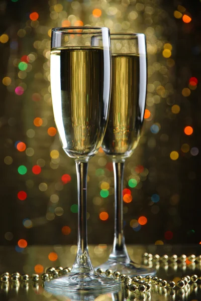 Dvě sklenice šampaňského na světlé pozadí se světly — Stock fotografie