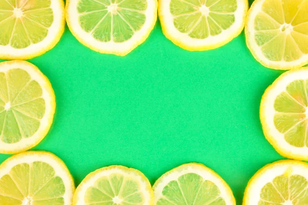 Fette di limone cornice su sfondo colore — Foto Stock