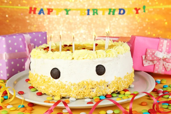 Happy birthday cake and gifts, on yellow background — Stock Photo, Image