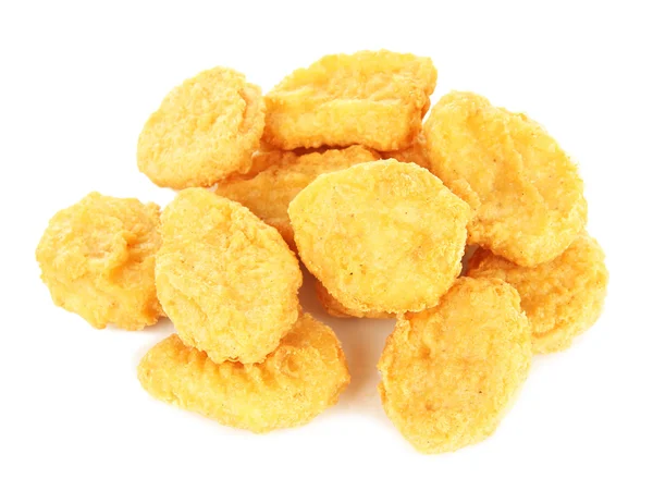 Kızarmış tavuk külçeleri beyaza izole edilmiş.