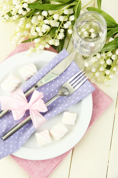 Configuração de mesa em tons violeta e rosa na cor de fundo de madeira — Fotografia de Stock