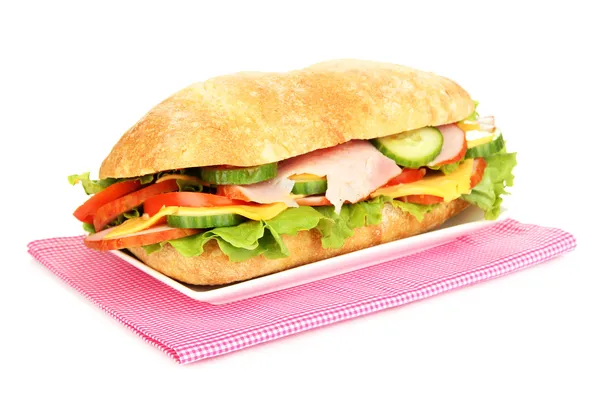 Свежий и вкусный сэндвич с ветчиной и овощами, изолированные на белом — стоковое фото