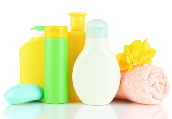 Cosmetici per bambini, asciugamani e sapone, isolati su bianco — Foto Stock