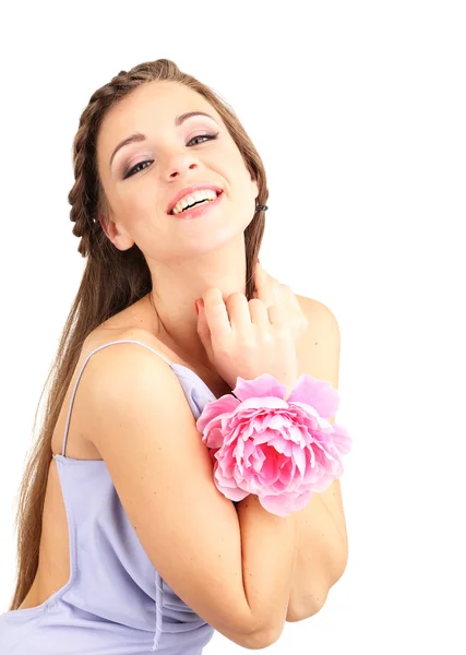 Молодая женщина с красивой прической и цветами, изолированные на белом — стоковое фото