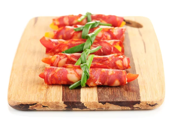 Rolos de salame em tábua de madeira, isolados em branco — Fotografia de Stock