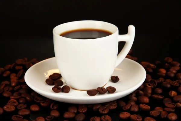 Kop sterke koffie geïsoleerd op zwart — Stockfoto