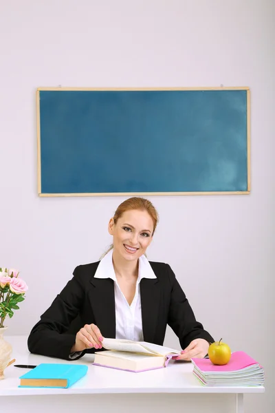 Porträt einer Lehrerin, die im Klassenzimmer arbeitet — Stockfoto