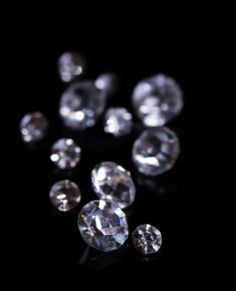 Belos cristais brilhantes (diamantes), sobre fundo preto — Fotografia de Stock