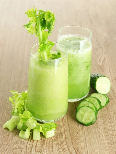 Bicchieri di succo di verdura verde su sfondo di legno — Foto Stock