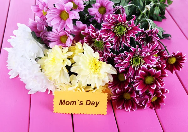 Bouquet of beautiful chrysanthemums on table close-up — Stock Photo, Image